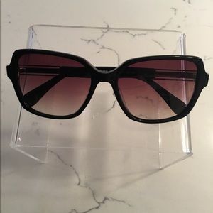 Women’s DVF square sunglasses